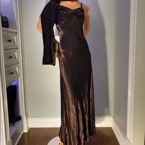 Outstanding gown in luxurious liquid satin!